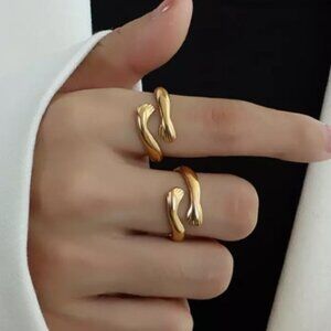 🤗 Gold plated hug ring